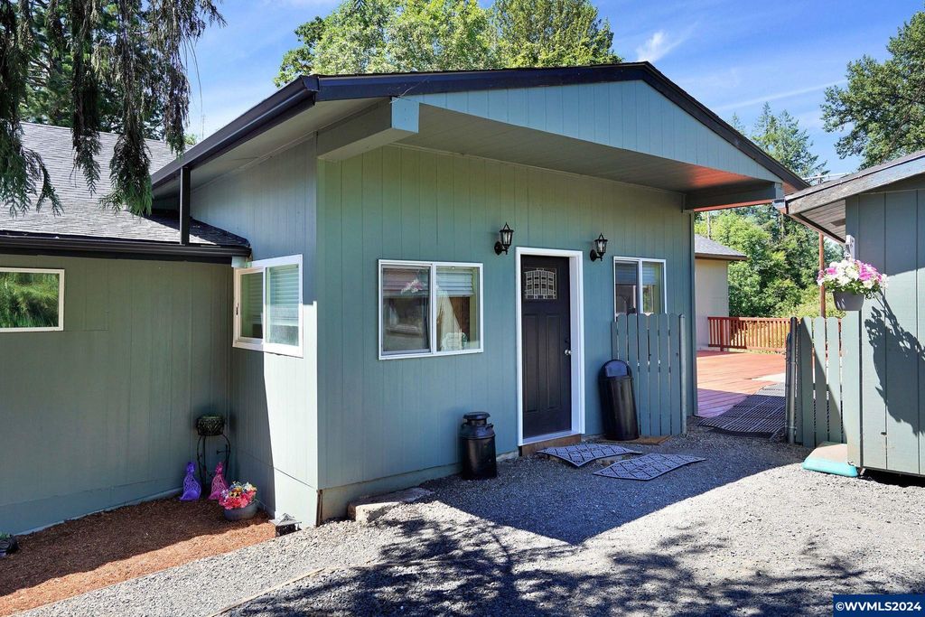 40787 Snow Peak Dr, Lebanon, OR 97355