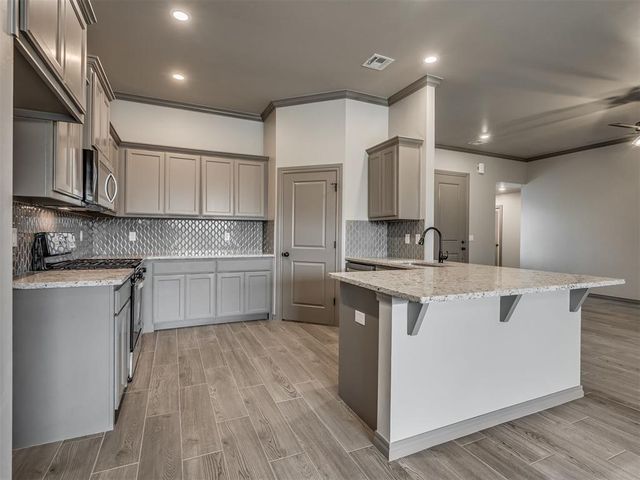 8561 Oak Tree Circle, Edmond, OK 73025