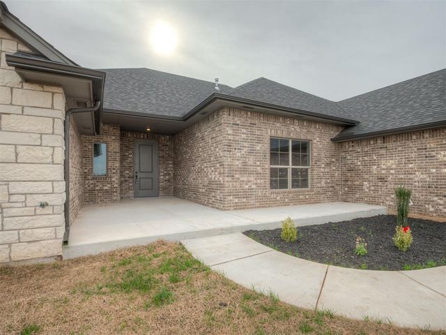 8561 Oak Tree Circle, Edmond, OK 73025