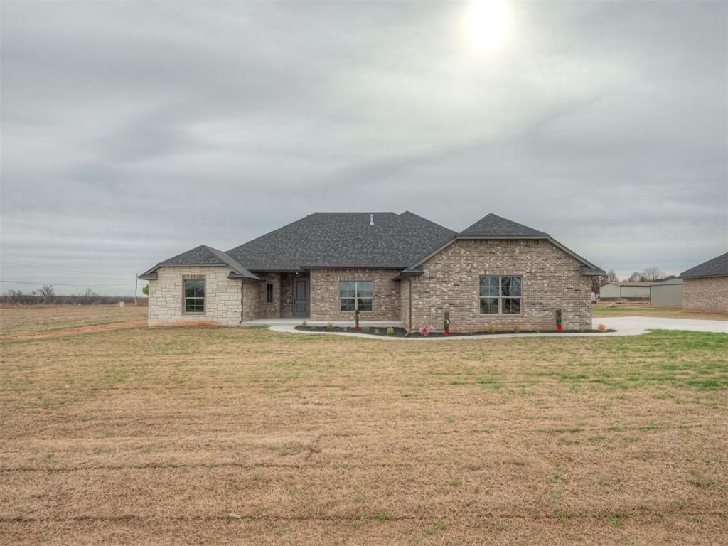 8561 Oak Tree Circle, Edmond, OK 73025