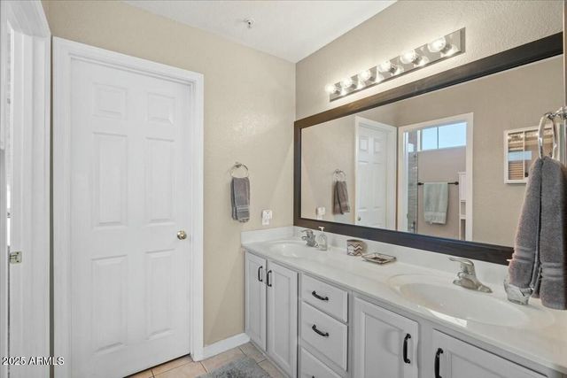 1633 E LAKESIDE Drive 113, Gilbert, AZ 85234