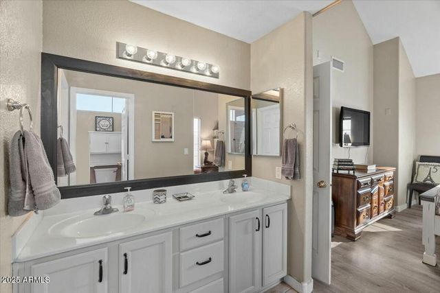 1633 E LAKESIDE Drive 113, Gilbert, AZ 85234