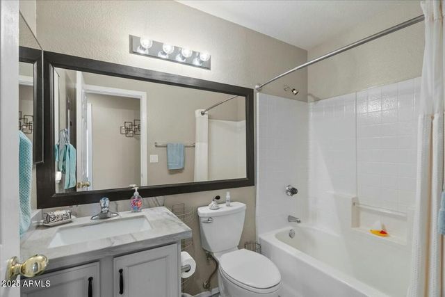 1633 E LAKESIDE Drive 113, Gilbert, AZ 85234