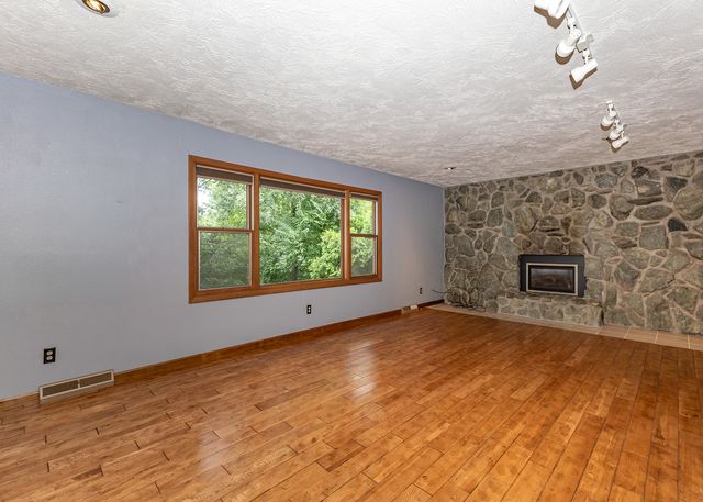 607 E 5th Street, Coal Valley, IL 61240