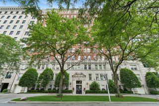 219 E Lake Shore Drive 8C, Chicago, IL 60611