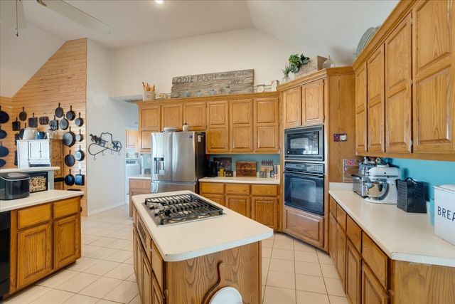 1044 County Road 3230, Windom, TX 75492