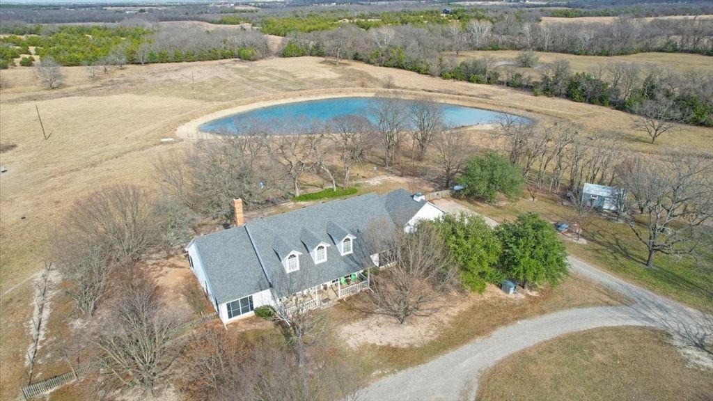 1044 County Road 3230, Windom, TX 75492