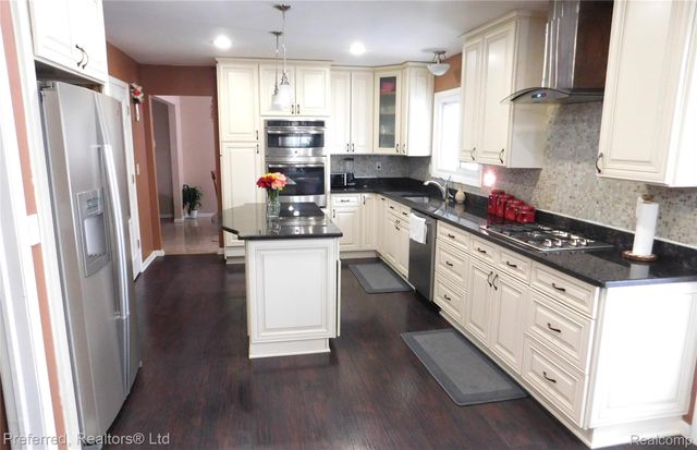 45863 BAYWOOD BLVD, Canton Charter Township, MI 48187