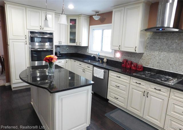 45863 BAYWOOD BLVD, Canton Charter Township, MI 48187