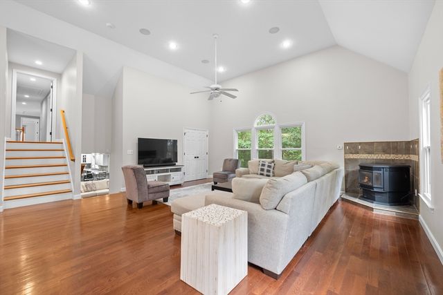 10 Fieldstone Way, Boxford, MA 01921