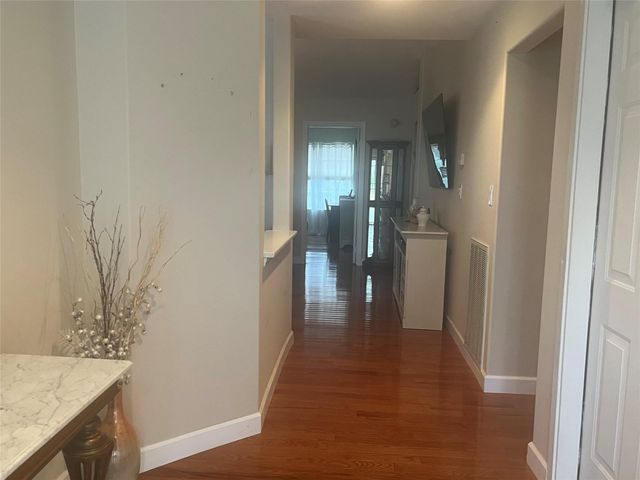 8 Flanders Court, Ridge, NY 11961