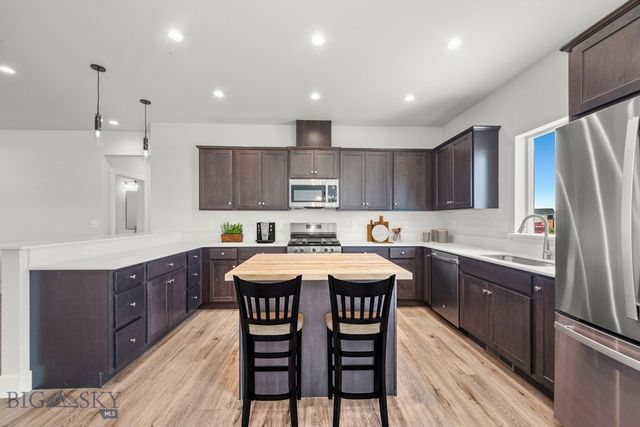 1112 Falcon Ridge Boulevard, Belgrade, MT 59714