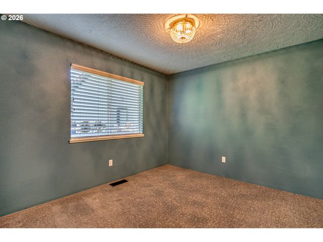 724 OSTRANDER Rd, Kelso, WA 98626