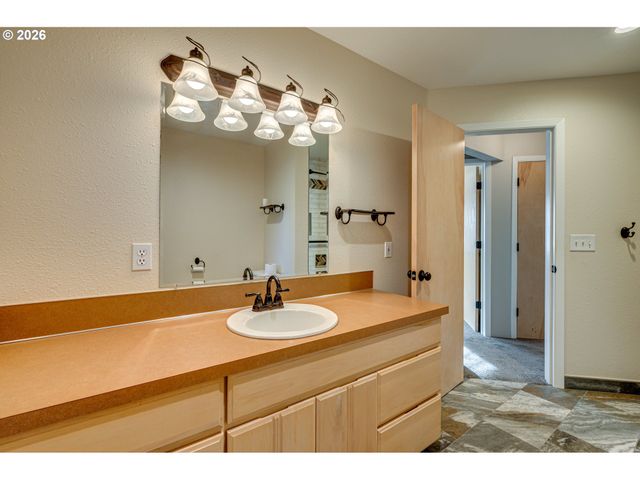 724 OSTRANDER Rd, Kelso, WA 98626