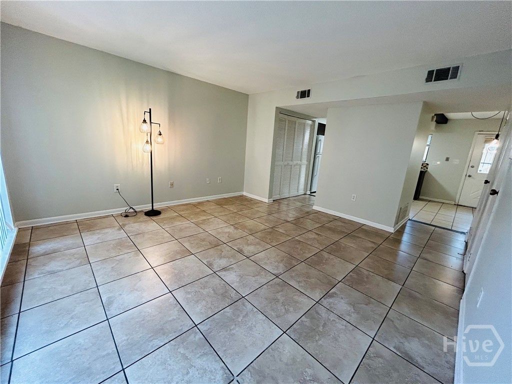 Image 2 of property listing at 10710 Egmont Road 19, Savannah, GA 31406