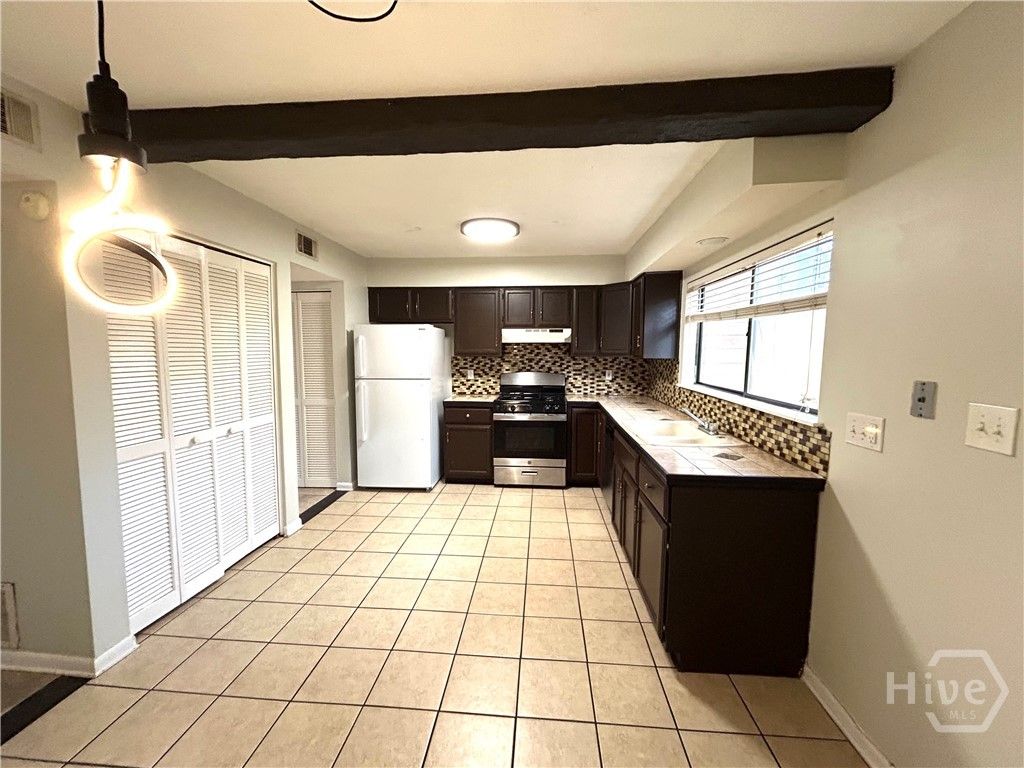 Image 5 of property listing at 10710 Egmont Road 19, Savannah, GA 31406