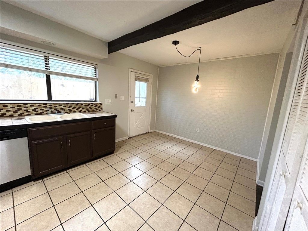 Image 6 of property listing at 10710 Egmont Road 19, Savannah, GA 31406