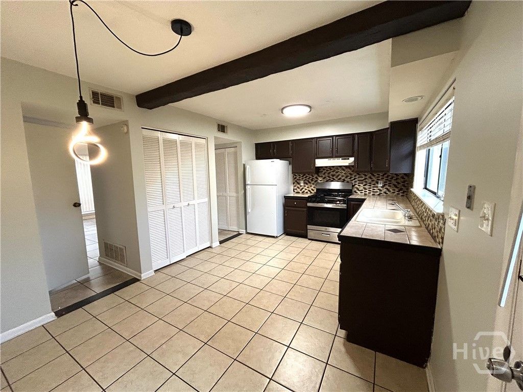 Image 9 of property listing at 10710 Egmont Road 19, Savannah, GA 31406