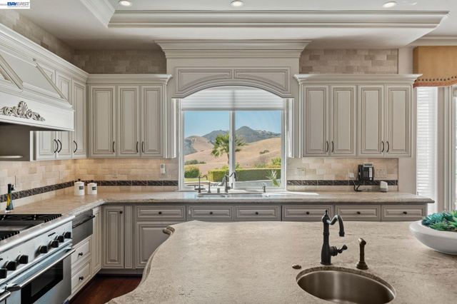 27 Eagle Ridge Ln, Danville, CA 94506