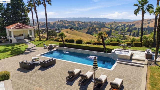 27 Eagle Ridge Ln, Danville, CA 94506