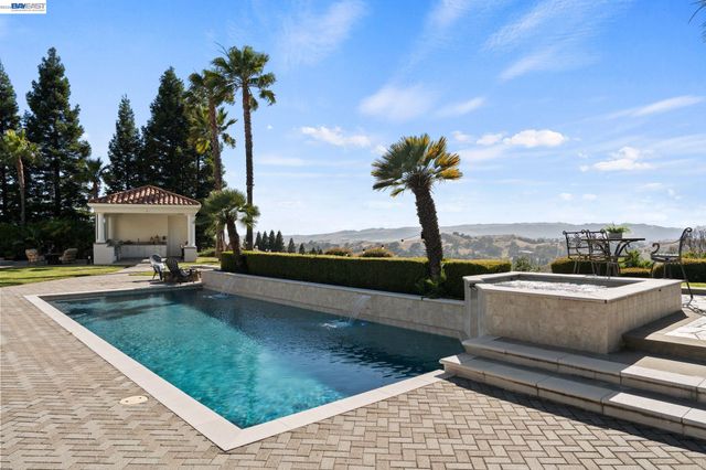 27 Eagle Ridge Ln, Danville, CA 94506