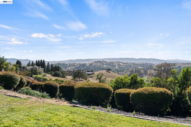 27 Eagle Ridge Ln, Danville, CA 94506