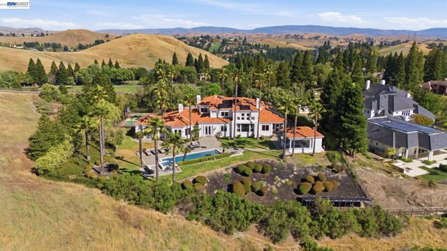 27 Eagle Ridge Ln, Danville, CA 94506