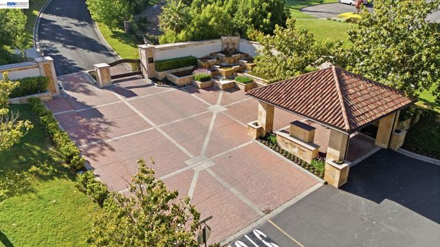 27 Eagle Ridge Ln, Danville, CA 94506