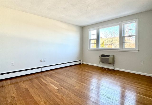 206 High St 1, Waltham, MA 02453