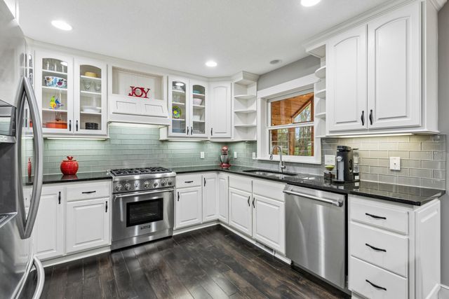 8469 Woodland Curve, Saint Bonifacius, MN 55375