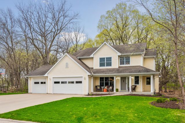 8469 Woodland Curve, Saint Bonifacius, MN 55375