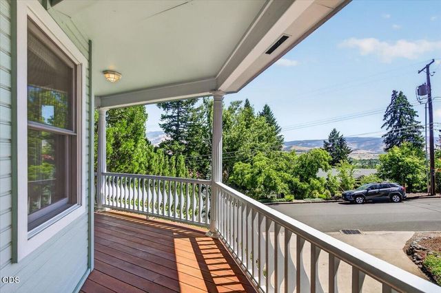 255 Scenic Drive, Ashland, OR 97520