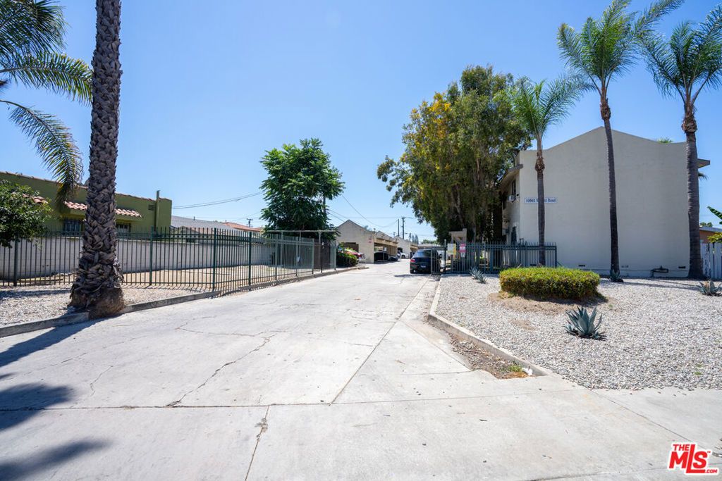 Image 10 of property listing at 10965 Wright Road, Lynwood, CA 90262