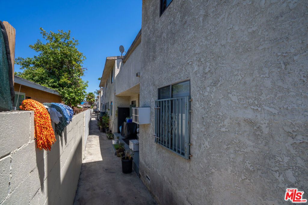 Image 17 of property listing at 10965 Wright Road, Lynwood, CA 90262
