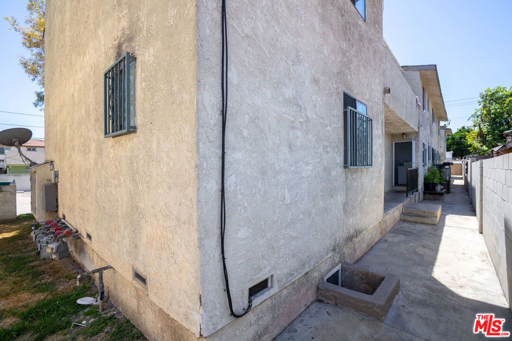 Image 19 of property listing at 10965 Wright Road, Lynwood, CA 90262