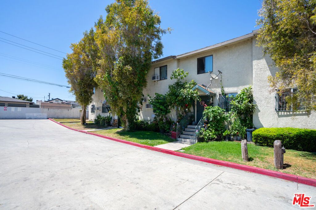Image 4 of property listing at 10965 Wright Road, Lynwood, CA 90262