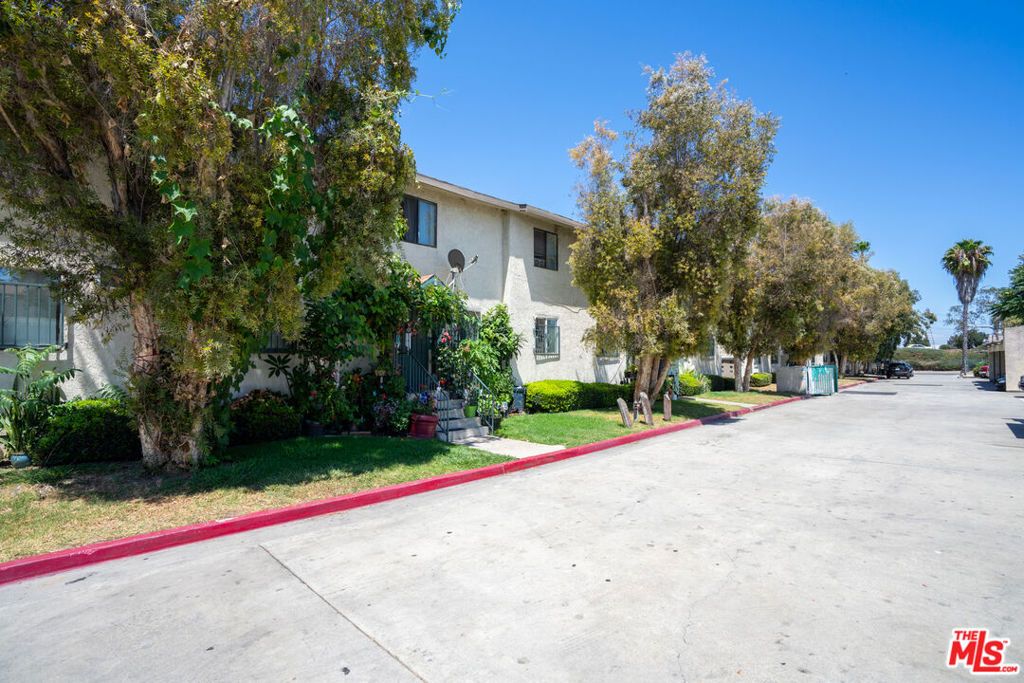 Image 6 of property listing at 10965 Wright Road, Lynwood, CA 90262