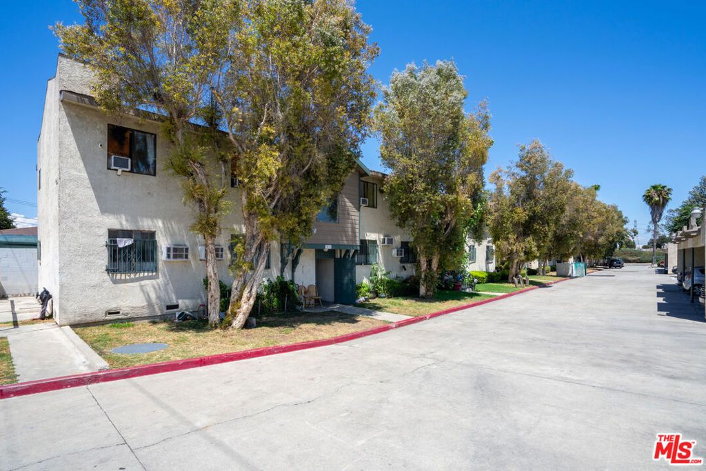 Image 7 of property listing at 10965 Wright Road, Lynwood, CA 90262