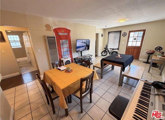 536 W 42nd Street, Los Angeles, CA 90037