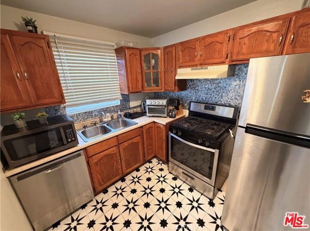 536 W 42nd Street, Los Angeles, CA 90037