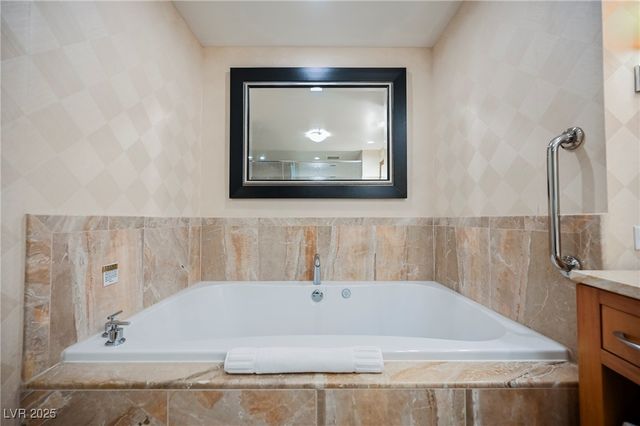 2000 FASHION SHOW Drive 2615, Las Vegas, NV 89109