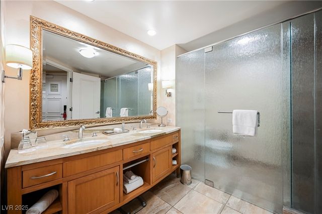 2000 FASHION SHOW Drive 2615, Las Vegas, NV 89109