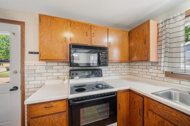 1605 THORNTON DRIVE, Oshkosh, WI 54904
