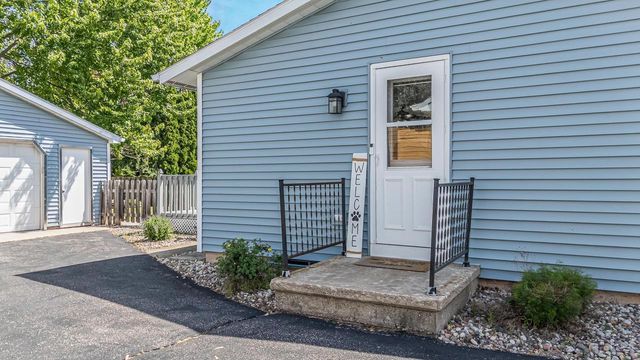 1605 THORNTON DRIVE, Oshkosh, WI 54904