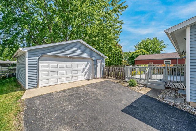 1605 THORNTON DRIVE, Oshkosh, WI 54904