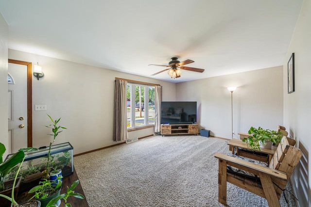1605 THORNTON DRIVE, Oshkosh, WI 54904