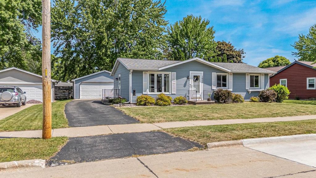 1605 THORNTON DRIVE, Oshkosh, WI 54904
