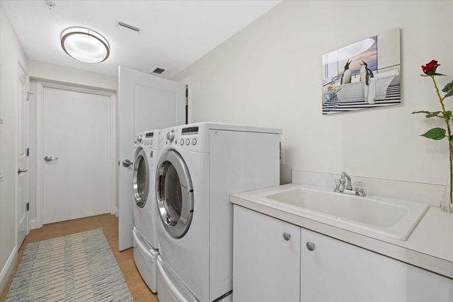 1660 SUMMERHOUSE LANE 402, Sarasota, FL 34242