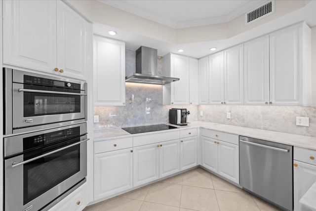 1660 SUMMERHOUSE LANE 402, Sarasota, FL 34242