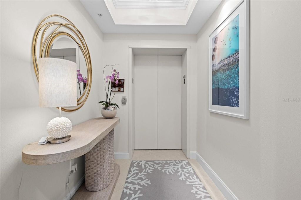 Image 2 of property listing at 1660 SUMMERHOUSE LANE 402, Sarasota, FL 34242